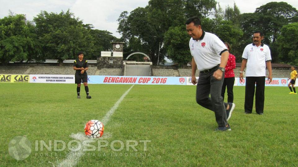 Menpora, Imam Nahrawi menendang bola sebagai simbolis pembukaan Bengawan Cup II 2016. - INDOSPORT